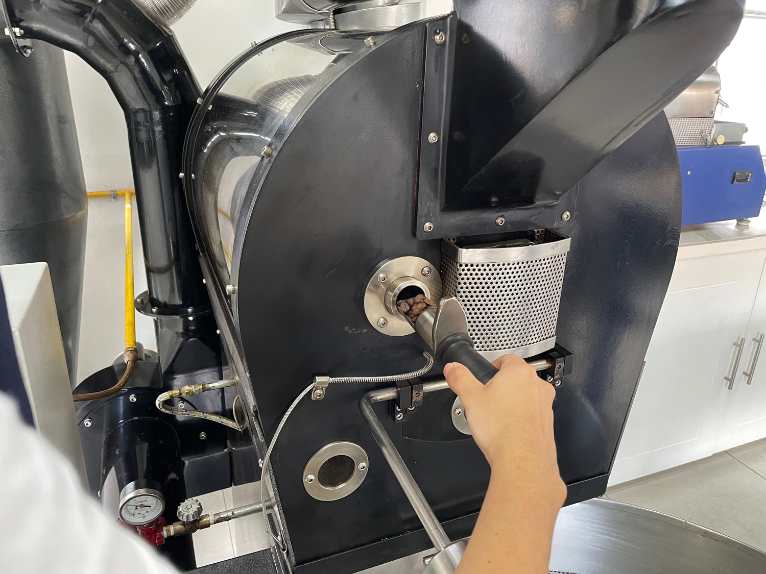 Proceso de tostado de café en Café Promor: control de calidad y tueste artesanal para resaltar los mejores aromas y sabores.